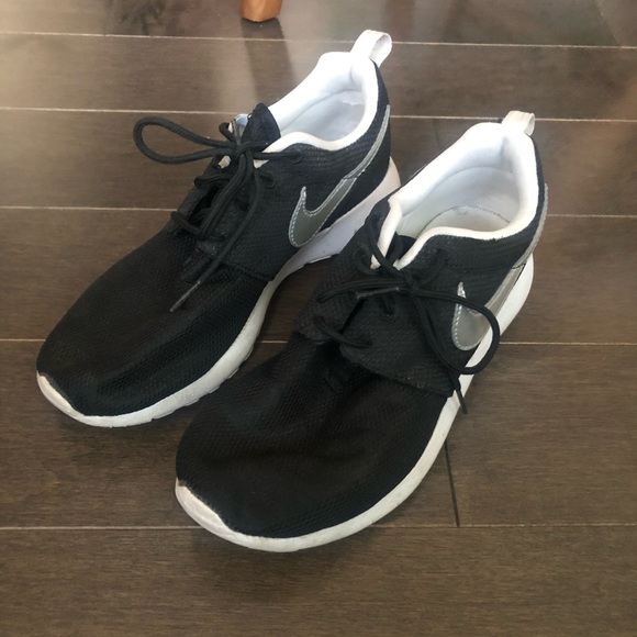 Black Nike Roche Workout Shoes - Picture 1 of 3